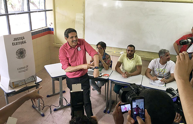 Ex-prefeito do Recife, Joo Paulo (PT) aguarda "hora dos astros" para votar