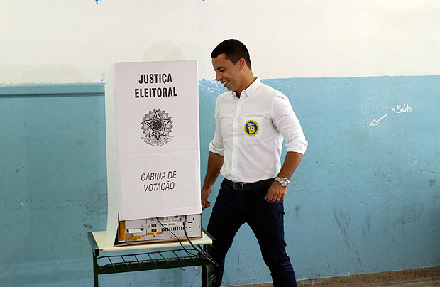 Rogrio Lins (PTN) durante votao no segundo turno das eleies em Osasco (Grande SP)