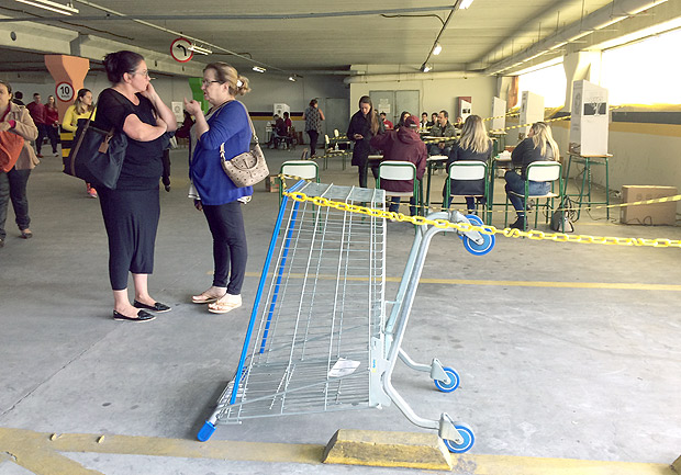 Eleitores votam em estacionamento de supermercado em Curitiba