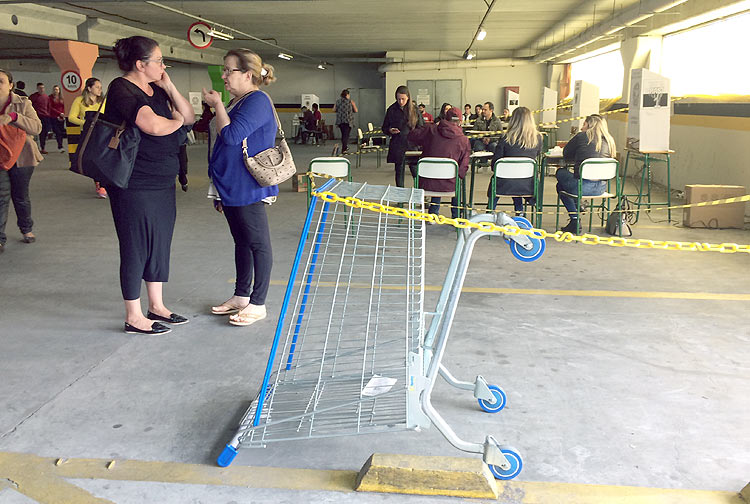 Com escolas ocupadas, at supermercado vira local de votaoeleitores votam em estacionamento de supermercado em Curitiba, neste domingo (30)