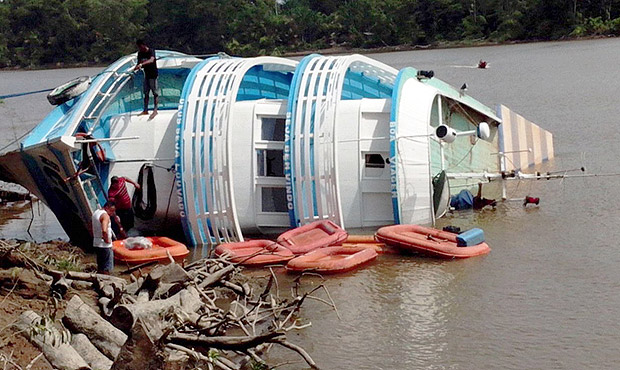 Barco do TRE afunda na Zona Rural de Macap; ningum se feriu e a votao no foi afetada