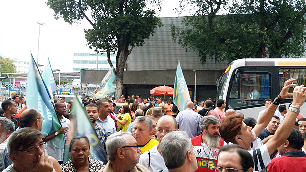  populares comemoram vitria de Crivella em Bangu, zona oeste do Rio. O prefeito eleito ainda chegou ao Atltico Clube Bangu, no centro do bairro. O pblico canta "acabou o ca, o Crivella chegou"