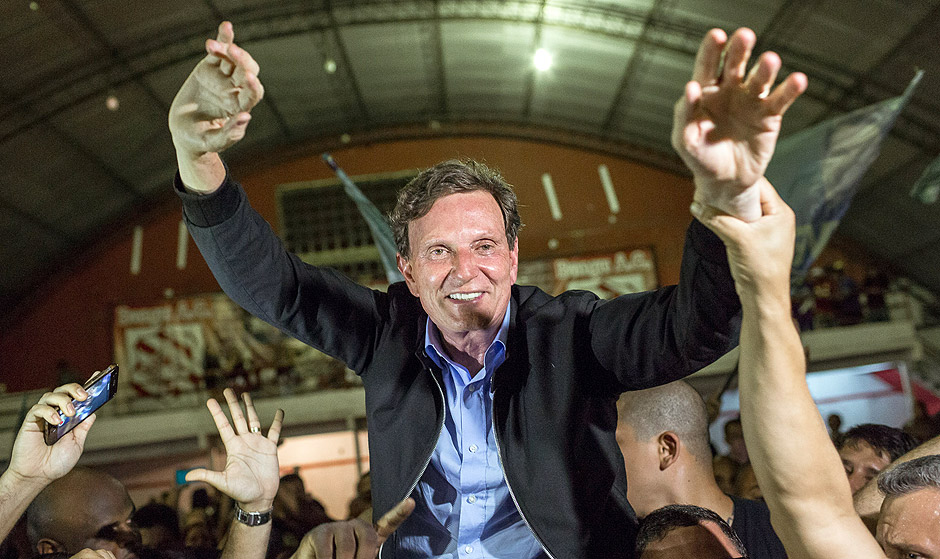 Marcelo Crivella comemora vitoria na eleição da Prefeitura do Rio de Janeiro