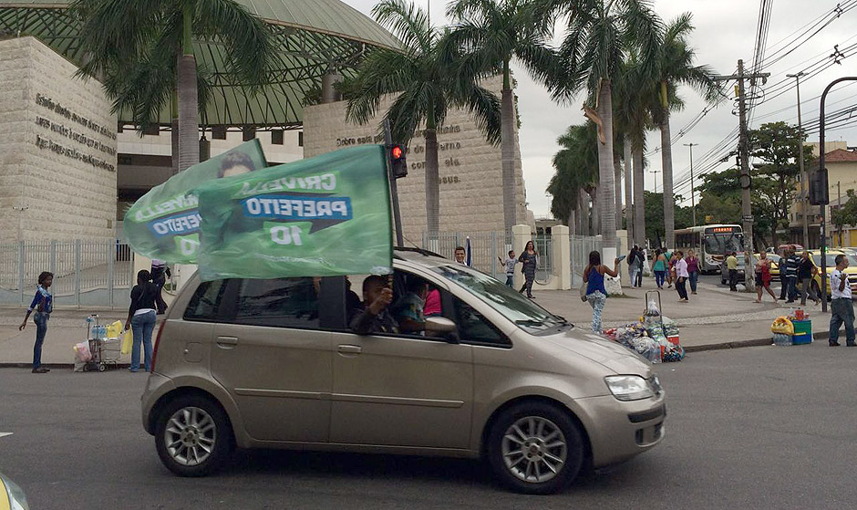 Fiis da Universal comemoram vitria de Marcelo Crivella no Rio