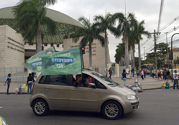 Veculo com bandeiras em apoio a Crivella em frente  Catedral da f, principal templo da Igreja Universal do Reino de Deus na zona norte do Rio