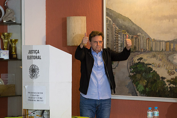 O prefeito eleito do Rio, Marcelo Crivella (PRB), durante votação no segundo turno