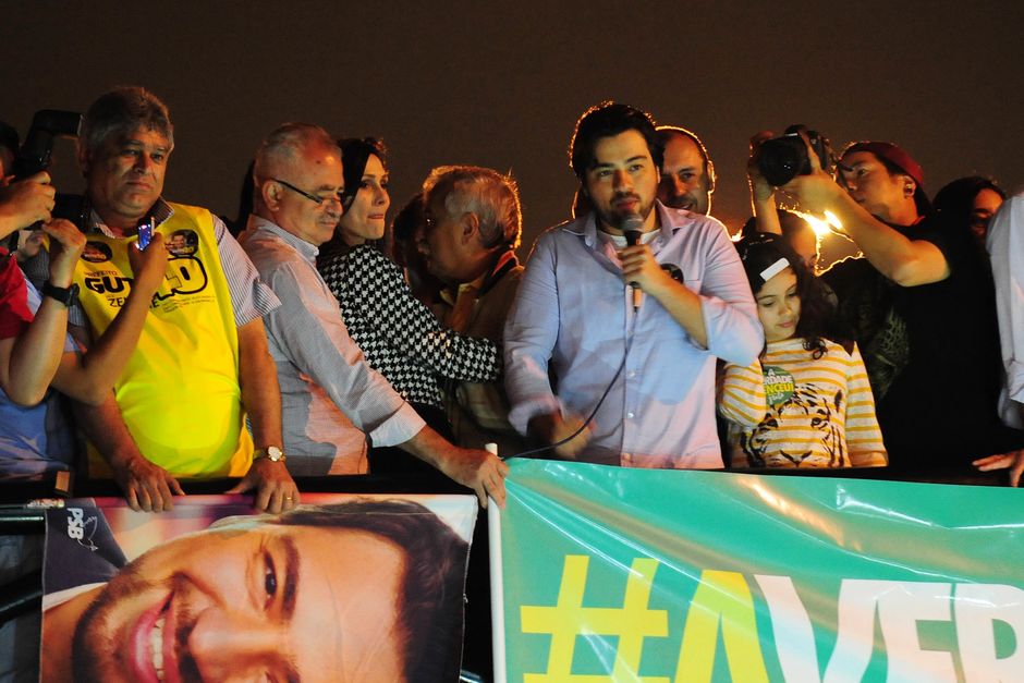 Guti (PSB), prefeito eleito em Guarulhos, comemora a vitria com eleitores