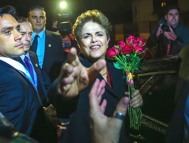 A ex-presidente Dilma Rousseff (PT) recebe flores ao chegar na base aérea de Canoas (RS), em 6 de setembro, após desocupar o Palácio da Alvorada