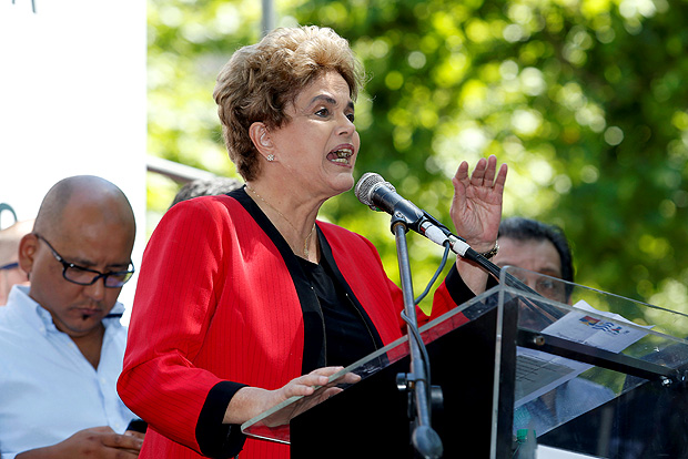 A ex-presidente Dilma Rousseff discursa em visita ao Uruguai