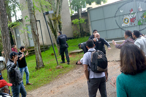 Armados, policiais rendem militantes na escola Florestan Fernandes, em Guararema (SP)