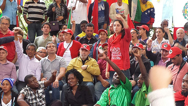 Lula (de jaqueta amarela) em ato na escola Florestan Fernandes, em Guararema