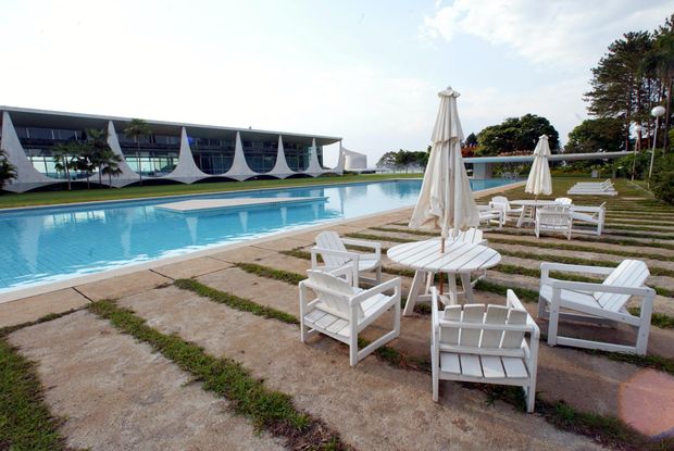 Vista da piscina do Palácio da Alvorada, residência oficial do Presidente da República, em Brasília