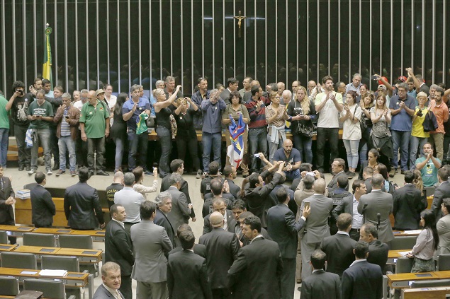 Manifestantes pr-interveno militar invadem plenrio da Cmara dos Deputados