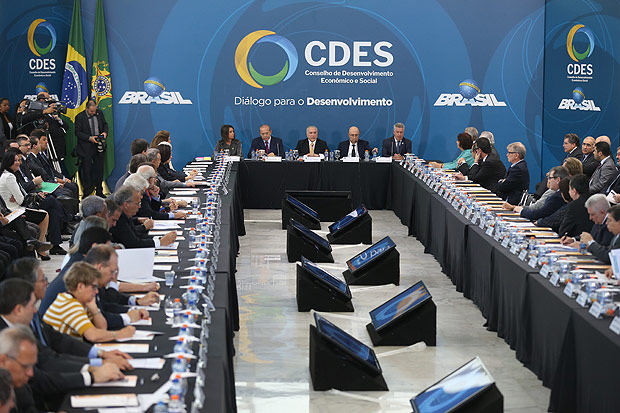 O presidente Michel Temer, ministros e integrantes do Conselhão em reunião na segunda (21)