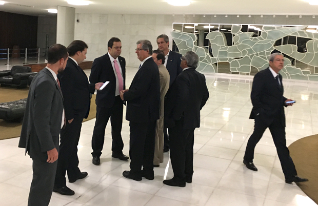 Rodrigo Maia discute com deputados medidas anticorrup��o na madrugada desta quarta-feira (24) 