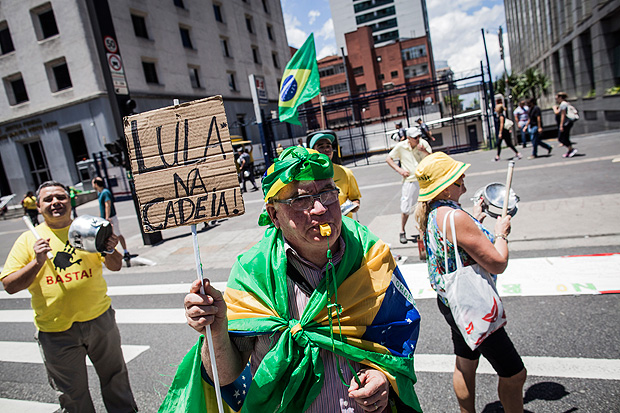 Os grupos Vem Pra Rua e MBL (Movimento Brasil Livre) realizam protesto na Avenida Paulista depois que a Cmara aprovou uma verso desfigurada do pacote anticorrupo proposto pelo Ministrio Pblico