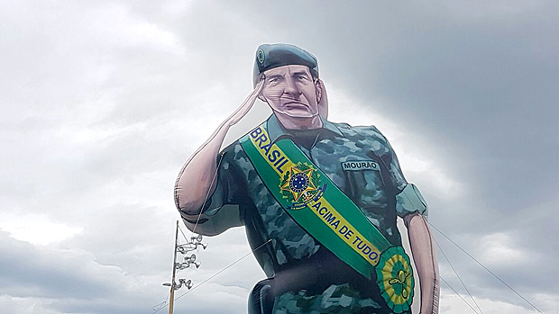Grupo que defende a interveno militar infla boneco com o nome de guerra "Mouro", em referncia ao juiz Srgio Moro, em Copacabana, na zona sul do Rio