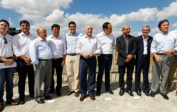 Presidente Michel Temer (ao centro) durante visita  barragem de Jucazinho, em Surubim (PE)