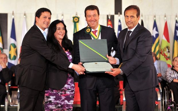 Bruno Arajo (esq.) entrega medalha a Cludio Melo Filho (centro) no Congresso em 2012