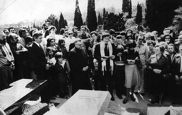 Dom Paulo Evaristo Arns e o rabino Henry Sobel celebram missa ecumênica de um ano da morte do jornalista Vladimir Herzog, no cemitério Israelita do Butantã 