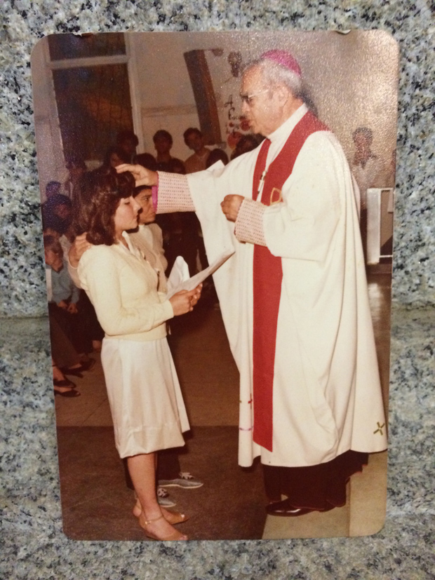 Maria Bernardete Medeiros  crismada por dom Paulo Evaristo Arns em imagem da dcada de 1980