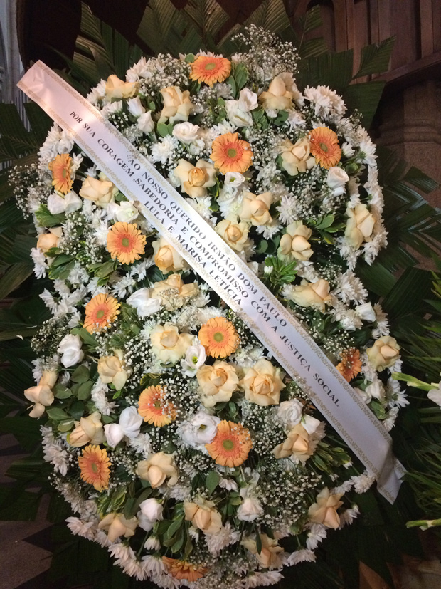 Coroa de flores enviada pelo ex-presidente Lula ao velrio de dom Paulo Evaristo Arns 