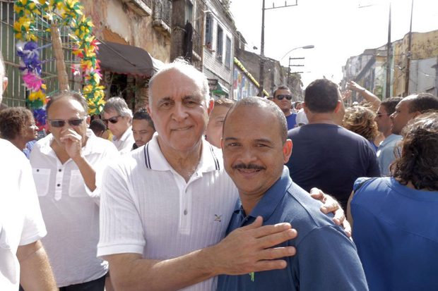 O prefeito Elinaldo Arajo ( direita) ao lado de Paulo Souto (DEM) durante a campanha
