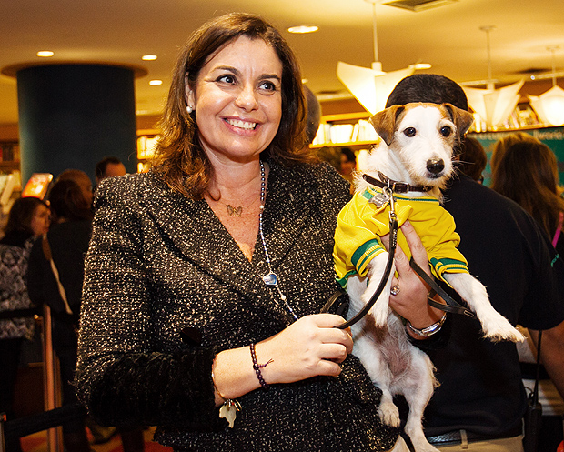 Maria Christina Mendes Caldeira em lanamento de livro com a cadela F, em 2014
