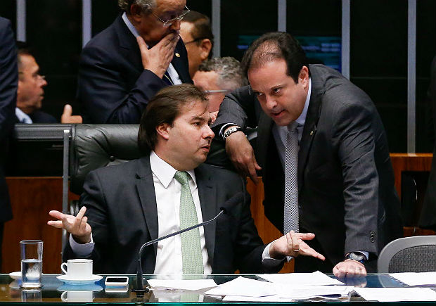 O presidente da Cmara, Rodrigo Maia, conversa com o deputado Andr Moura em votao de dezembro