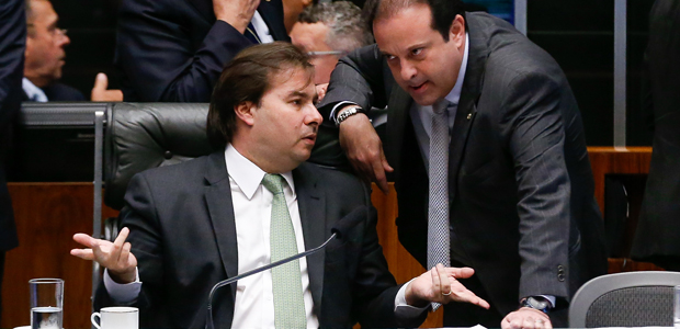 O presidente da Cmara, Rodrigo Maia, conversa com o lder do governo, Andr Moura, em votao