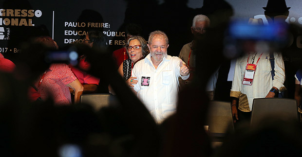 BRASILIA, DF, BRASIL - 12-01-2017 - O ex- presidente Lula chega para a abertura do 33 Congresso Nacional CNTE, no Centro de Convenes Ulysses Guimares.. (Foto: Alan Marques/Folhapress, PODER)