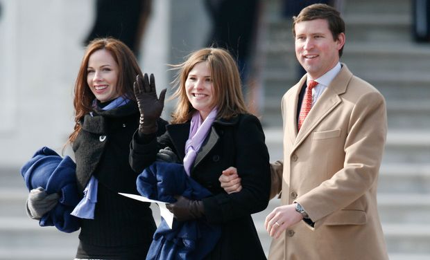 As filhas do ex-presidente George W. Bush, Barbara ( esq.) e Jenna Hager Bush, e o marido de Jenna