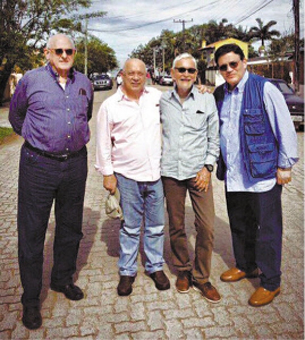 Teori e amigos, entre eles o ex-ministro Nelson Jobim ( esq.), em Barra do Ribeiro (RS), h 1 ano