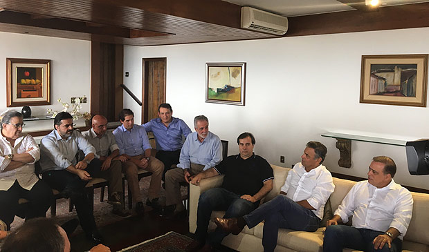 O deputado Rodrigo Maia (de camisa preta) encontra o senador Acio Neves ( sua esq.) e outros polticos em Belo Horizonte 