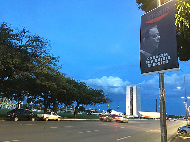 BRASILIA, DF, 26-01-2016 - Candidato  presidncia da Cmara, Jovair Arantes (PTB-GO) espalha cartazes de campanha pela Esplanada dos Ministrios em Braslia.(Foto: Daniel Carvalho/Folhapress, PODER)