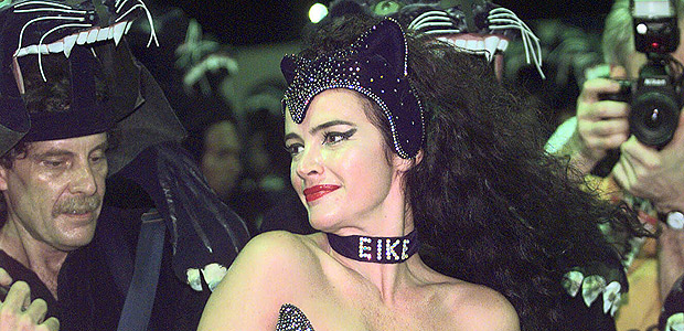 Carnaval 1998: a modelo e atriz Luma de Oliveira desfila pela escola Tradio usando uma coleira com o nome de seu marido, Eike Batista. [FSP-Primeira-24.02.98]*** NO UTILIZAR SEM ANTES CHECAR CRDITO E LEGENDA***