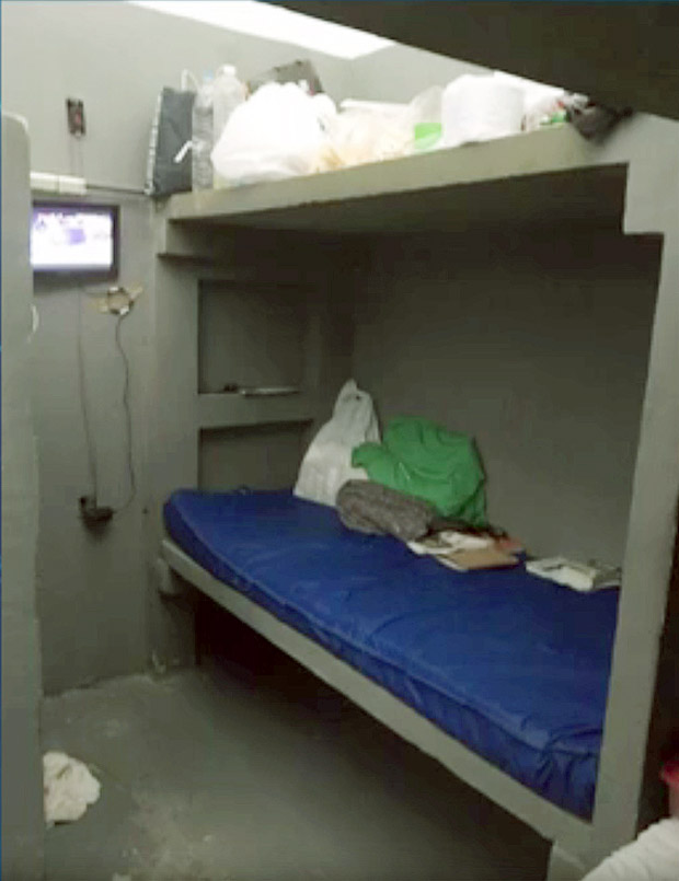 The cell has 15 square meters, a television and a fan