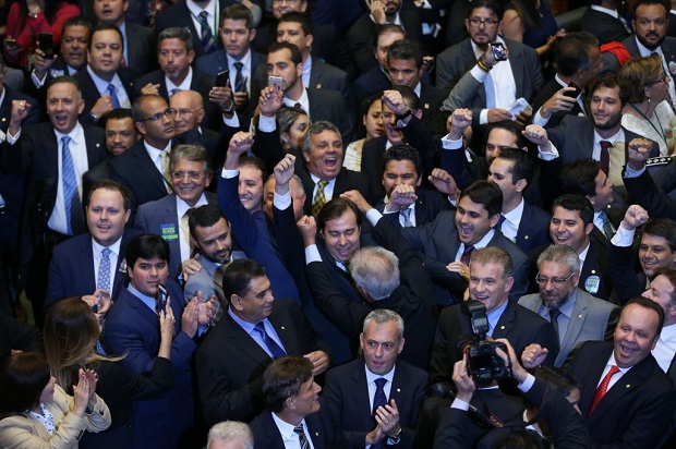 O deputado Rodrigo Maia (DEM-RJ), eleito  presidncia da Cmara, comemora a vitria com parlamentares