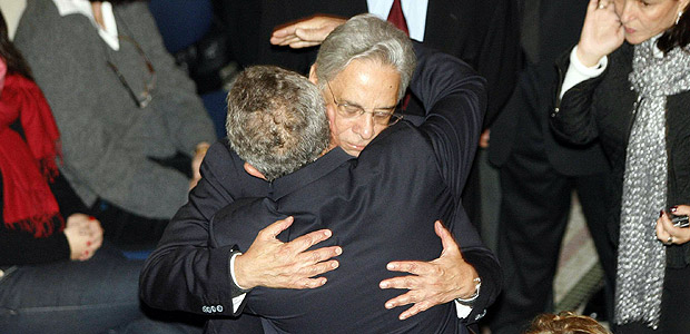 Lula abraa FHC durante velrio de Ruth Cardoso, em 2008