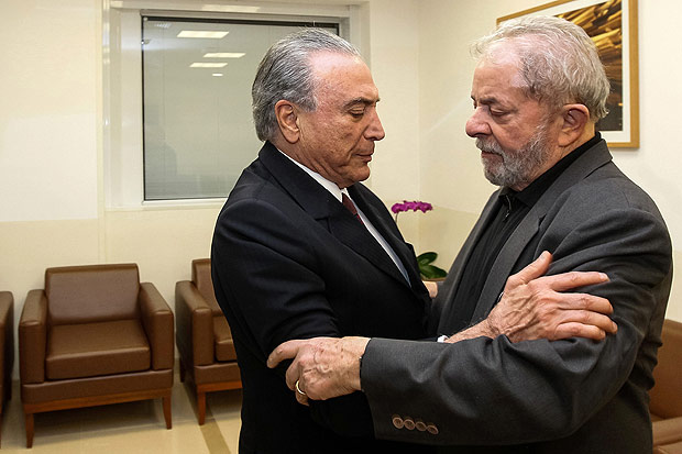 El mandatario Michel Temer saluda al ex presidente Lula da Silva 