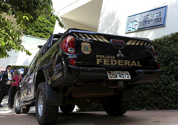 Carro da Polcia Federal em frente  sede da Andrade Gutierrez, em Minas, em 2015