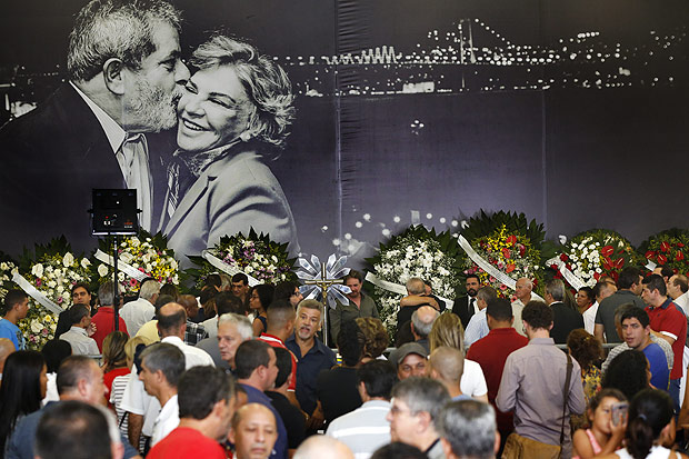SAO PAULO, SP, BRASIL-03-02- 2017 : Velrio da ex-primeira-dama Marisa Letcia.fotos do Ex presidenteLuis Inacio Lula da silva recebendo comrimentos. ( Foto: Joel Silva/ Folhapress ) *** PODER *** ( ***EXCLUSIVO FOLHA***)