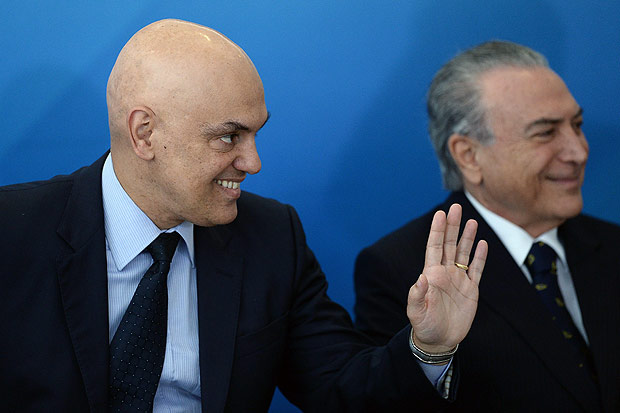 Brazilian President Michel Temer (R) and Justice and Public Security Minister Alexandre de Moraes are pictured during the inauguration ceremony of the ministers of Justice and Public Security, Alexandre de Moraes, of Human Rights, Luislinda Valois and the presidency's Secretary General Wellington Moreira Franco at Planalto Palace in Brasília, on February 3, 2017. / AFP PHOTO / ANDRESSA ANHOLETE