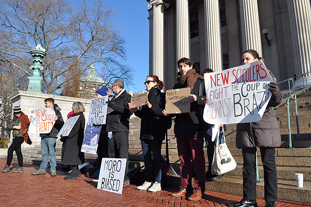 Manifestantes na porta da Universidade Columbia, em Nova York, onde o juiz Sergio Moro, daria palestra 