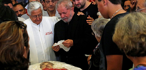 Former Brazilian president Luiz Inacio Lula da Silva cries next to the priest and supporters in the wake of Marisa Leticia, the wife of him, in Sao Bernardo Do Campo, near Sao Paulo, Brazil February 4, 2017. REUTERS/Nacho Doce ORG XMIT: NAC11