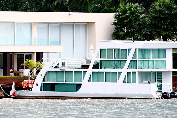 Barco do senador Wilder Morais (PP-GO) ancorado no per de uma casa no Lago Sul, em Braslia