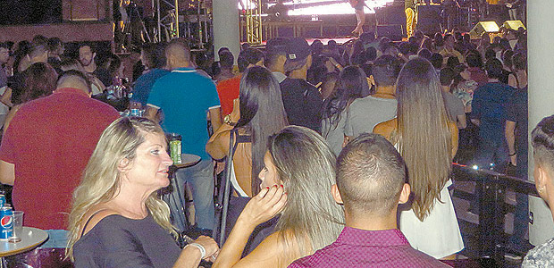 norma Tedeschi(à esquerda, de preto), sogra de Temer, durante festa em Brasília com a presença do funkeiroMC G15