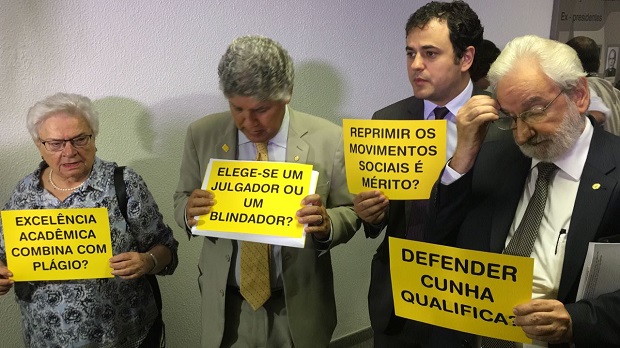 Parlamentares do PSOL trazem cartazes de protesto para sabatina no Senado