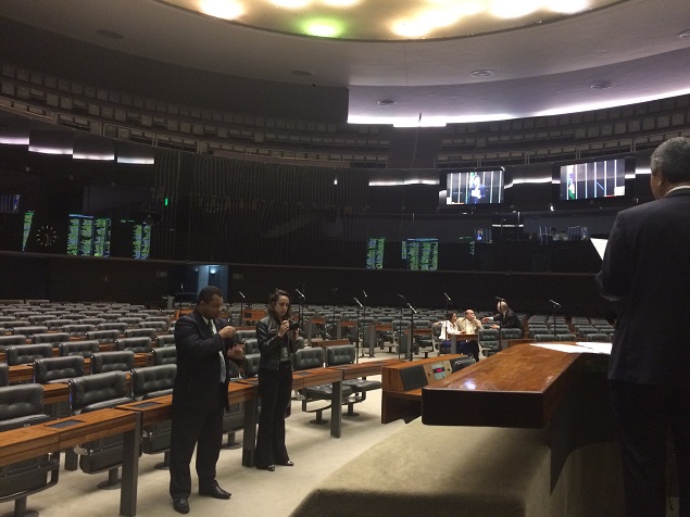 Deputado Luiz Nishimori (PR-PR) discursa às 16h30 desta quarta para um plenário da Câmara praticamente deserto 