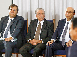 O presidente Michel Temer ao lado do ministro Henrique Meirelles (Fazenda) e do presidente da câmara dos deputados Rodrigo Maia (DEM-RJ) – Pedro Ladeira/Folhapress O presidente Michel Temer ao lado do ministro Henrique Meirelles (Fazenda) e do presidente da câmara dos deputados Rodrigo Maia (DEM-RJ) – Pedro Ladeira/Folhapress